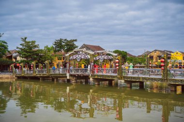 Hoi An, Vietnam 'daki nehir kıyısındaki antik binaların manzarası. Tarihi eski Hoi An kasabası 1999 yılından beri UNESCO 'nun Dünya Mirasları Listesi' nde yer alıyor. Vietnam, Hoi An - 1 Aralık 2024