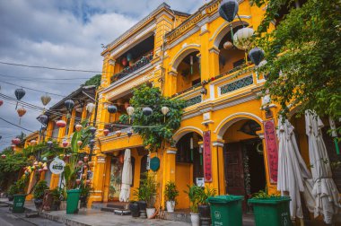 Tarihi Hoi An şehrinde Vietnam 'ın yeni yılı için renkli fenerlerle süslenmiş sessiz bir cadde. UNESCO tarafından hazırlanan Vietnam Dünya Mirası Bölgesi Güneydoğu Asya 'nın iyi korunmuş bir örneği