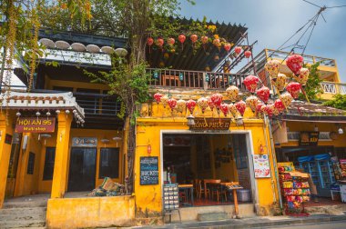 Tarihi Hoi An şehrinde Vietnam 'ın yeni yılı için renkli fenerlerle süslenmiş sessiz bir cadde. Vietnam, Hoi An - 1 Aralık 2024.