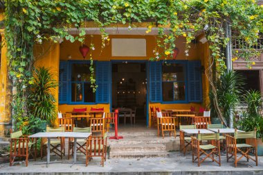 Hoi An caddesinde boş masaları olan rahat ve güzel bir restoran. Hoi An Eski Kasabası 'nın tarihi caddesi. Vietnam