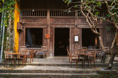Hoi An caddesinde boş masaları olan rahat ve güzel bir restoran. Hoi An Eski Kasabası 'nın tarihi caddesi. Vietnam