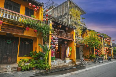 Hoi An 'daki Old Town Street, tarihi Asya tarzında eski sarı evleri olan bir şehirdir. Hoi An, Vietnam