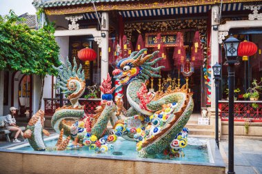 Hoi An Antik Kasabası 'ndaki Kanton Meclis Salonu Quang Tri' deki Ejder Çeşmesi. Vietnam, Hoi An - 1 Aralık 2024.