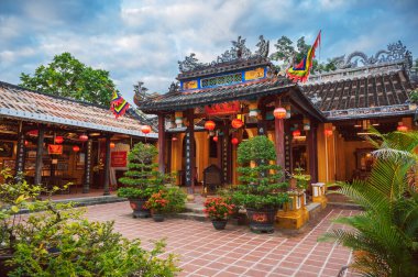 Dinh Cam Pho Cam Pho Halk Evi, Hoi An 'daki eski bir ortak tapınak. Vietnam, Hoi An - 1 Aralık 2024.