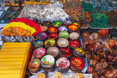 UNESCO 'nun Dünya Mirası Bölgesi Hoi An' daki markette çeşitli hediyelik eşyalar..