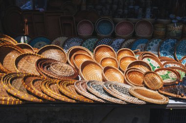 Bambu hasır levhalar yerel bir Vietnam pazarında satışta.