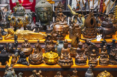 Yerel Asya pazarında bir sürü metal Buda heykeli var..