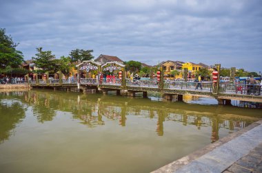 Hoi An, Vietnam 'daki nehir kıyısındaki antik binaların manzarası. Tarihi eski Hoi An kasabası 1999 yılından beri UNESCO 'nun Dünya Mirasları Listesi' nde yer alıyor. Vietnam, Hoi An - 1 Aralık 2024