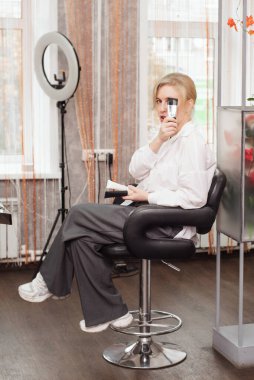 Makyaj kursunda eğitim veren profesyonel bir makyözün portresi.