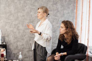 Profesyonel bir makyöz, makyaj uygulamalarını gösteren profesyonel gelişim üzerine bir yüksek lisans dersi verir..