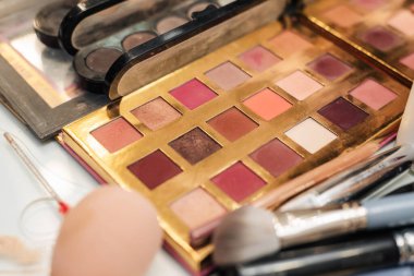 Dekoratif kozmetik makyaj odasında soyunma masada.