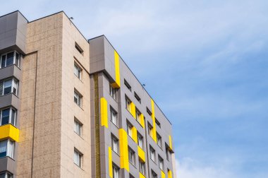 Renkli yüzlü yeni apartman..