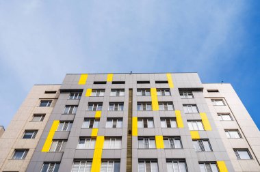 Gökyüzüne karşı çok katlı, modern, yeni ve şık bir konut kompleksinin alçak açılı çekimi.