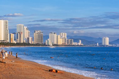 Nha Trang 'ın Nha Trang kenti kıyıları, güzel ve temiz bir kumla Nha Trang' ı ziyaret etmek için turistleri cezbediyor. Nha Trang, Vietnam - 14 Kasım 2024
