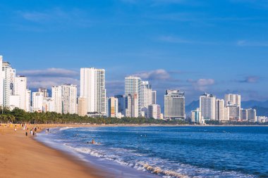 Nha Trang City Beach, Vietnam 'ın Nha Trang şehrinin merkezinde yer alan bir plajdır. Nha Trang, Vietnam - 14 Kasım 2024