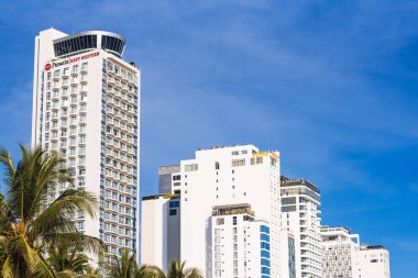 Nha Trang şehri, birçok oteli ve merkez sahile yakın modern yüksek binaları var. Nha Trang, Vietnam - 14 Kasım 2024
