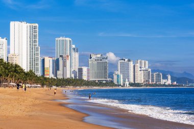 Nha Trang City Beach, Vietnam 'ın Nha Trang şehrinin merkezinde yer alan bir plajdır. Nha Trang, Vietnam - 14 Kasım 2024