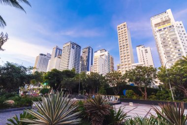 Nha Trang 'ın merkezindeki yüksek binalar. Nha Trang, Vietnam - 14 Kasım 2024