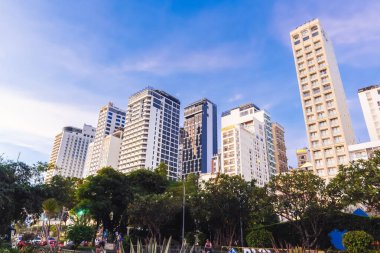Nha Trang 'ın merkezindeki yüksek binaların manzarası. Nha Trang, Vietnam - 14 Kasım 2024