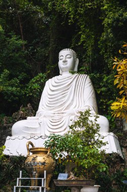 Buda 'nın beyaz mermer heykeli Mermer Dağlarda, Da Nang