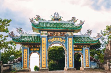 Chua Linh Ung Bai 'de mavi gökyüzü olan Linh ung Pagoda' nın güzel kapısı Ama Tapınak, Da Nang, Vietnam