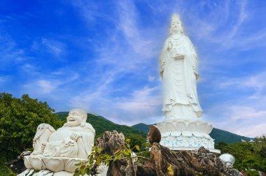 Vietnam 'da yazın Vietnam' daki Linh Nga Pagoda 'da Da Nang' da Buda 'nın büyük beyaz heykeli..
