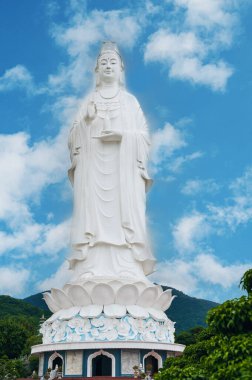 Vietnam 'da yazın Vietnam' daki Linh Nga Pagoda 'da Da Nang' da Buda 'nın büyük beyaz heykeli..