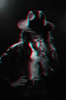 Paltolu ve şapkalı bir kadın dedektifin portresi. Elinde silah vardı. 1950 'lerin dedektiflerinin tarzında bir kara dram portresi. siyah ve beyaz enstantane