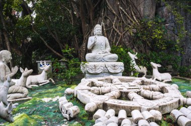 Da Nang 'daki Mermer Dağlar' daki birkaç beyaz mermer Buda heykeli.