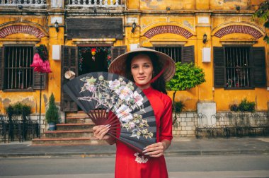 Hoi An, Vietnam 'da geleneksel Vietnam kültürü kostümü giymiş genç bir kadının portresi..