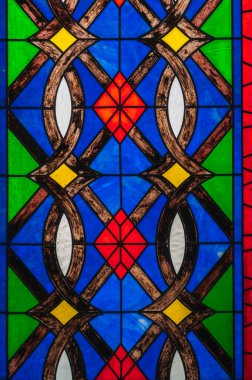 Katolik kilisesindeki vitraylı pencerenin çok renkli bir panelinin ayrıntıları..