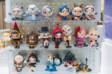 Gizemli bir kutu ya da pop sanat tarzı görünmez bir kutu, vitrindeki sevimli bir karakter. Da Nang, Vietnam, 30 Kasım 2024