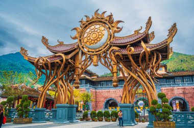Da Nang, Vietnam yakınlarındaki Ba Na Hills Sunworld Resort 'un ana girişi. Da Nang, Vietnam - 30 Kasım 2024