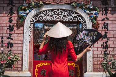 Fukian Toplantı Salonunda kadın turist Hoi 'de antik bir kasaba, Vietnam.