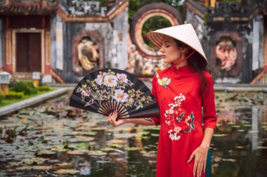 Vietnam Yeni Yıl Festivali için geleneksel süslenmiş kırmızı elbiseli genç kadın portresi..