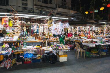 Turistler Hoi An Market sokaklarında bir gece gezintisinin tadını çıkarıyorlar. Hoi AN, Vietnam - 1 Aralık 2024.