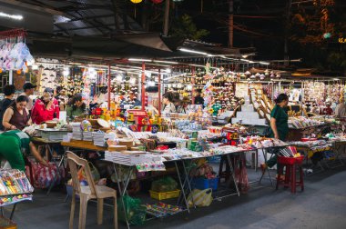 Turistler Hoi An Market sokaklarında bir gece gezintisinin tadını çıkarıyorlar. Hoi AN, Vietnam - 1 Aralık 2024.