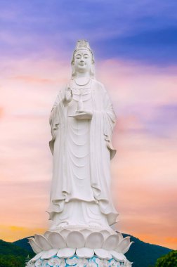 Vietnam, Vietnam 'daki Linh Nga Pagoda' da Da Nang 'da bulunan ünlü beyaz Buda heykeli..