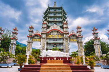 Chua Linh Ung Bai 'de çok güzel heykeller var ama Danang, Vietnam' daki Tapınak Leydisi Buda Tapınağı.