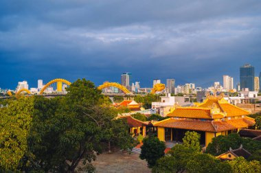 Da Nang şehir merkezi ve Ejderha köprüsünün panoramik görüntüsü. Da Nang Vietnam 'ın dördüncü büyük şehridir..
