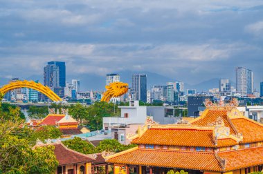 Da Nang şehir merkezi ve Ejderha köprüsünün panoramik görüntüsü. Da Nang, Vietnam 'ın dördüncü büyük şehridir. Da Nang, Vietnam, 30 Kasım 2024.