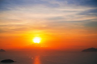 Gündoğumu veya günbatımı denize.