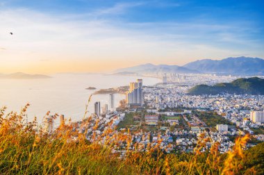 Vietnam 'ın Nha Trang kıyı şehrinin panoramik manzarası.