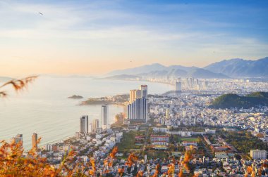 Vietnam 'ın Nha Trang kıyı şehrinin panoramik manzarası.
