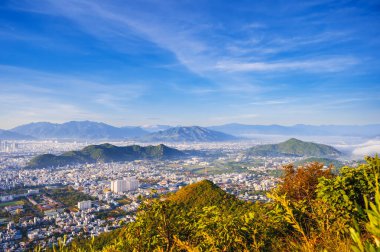 Vietnam 'ın Nha Trang kıyı şehrinin panoramik manzarası.