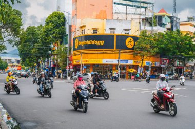 Nha Trang şehrinin kenti. Yoğun trafik yolunda bir sürü motosikletli var. Gündüz yoğun trafik sıkışıklığı var. Nha Trang, Vietnam - 4 Kasım 2024.