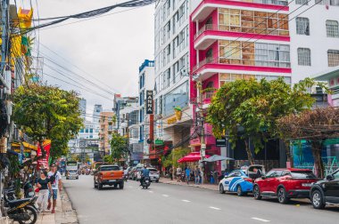 Asya 'da motosikletlerle dolu işlek bir cadde şehir yaşam tarzını, dinamik Vietnam şehir kültürünü gözler önüne seriyor. Nha Trang, Vietnam - 4 Kasım 2024