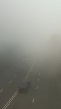 Sisin içinde arabalar ve otobüsler olan yol. Kaza tehlikesi.