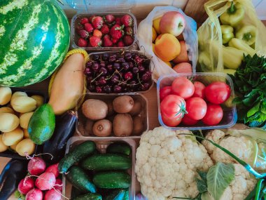 Yerel bir Asya pazarından alınmış taze tropikal sebzeler ve meyveler.