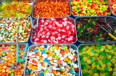 Şekerleme ve marmelattan oluşan renkli tatlıların arkaplanını kapat